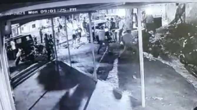 VIDEO : 20 ते 22 जणांची टोळी, तलवारी आणि कोयत्याने हल्ले, पुण्यात गुंडांचा हैदोस, सीसीटीव्हीत थरार कैद