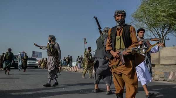 तालिबानने (Taliban) अफगाणिस्तानच्या इस्लामी अमीरातच्या (Islamic Emirate of Afghanistan) निर्मितीची घोषणा केलीय. अनेक दशकांपर्यंत तालिबानचं नेतृत्व लपून राहिलं. मात्र, अफगाणिस्तानमध्ये सत्ता स्थापित केल्यानंतर तालिबानच्या आघाडीच्या नेत्यांची माहिती समोर आलीय (Taliban Main Leaders).