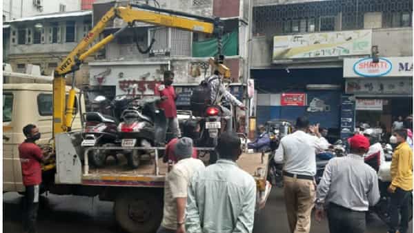 पुण्यात वाहतूक पोलिसांनी एका दुचाकीस्वाराला चक्क गाडीसकट टेम्पोत भरले. समर्थ वाहतूक पोलिस विभागाअंतर्गत असलेल्या नाना पेठ परिसरात हा प्रकार घडला.