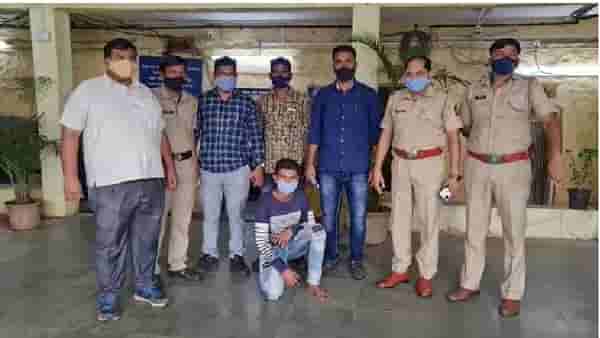 स्टेशनवर हिसका देऊन मोबाईल पळवला, पाठलाग करुन महिलेने चोरट्याला पकडलं