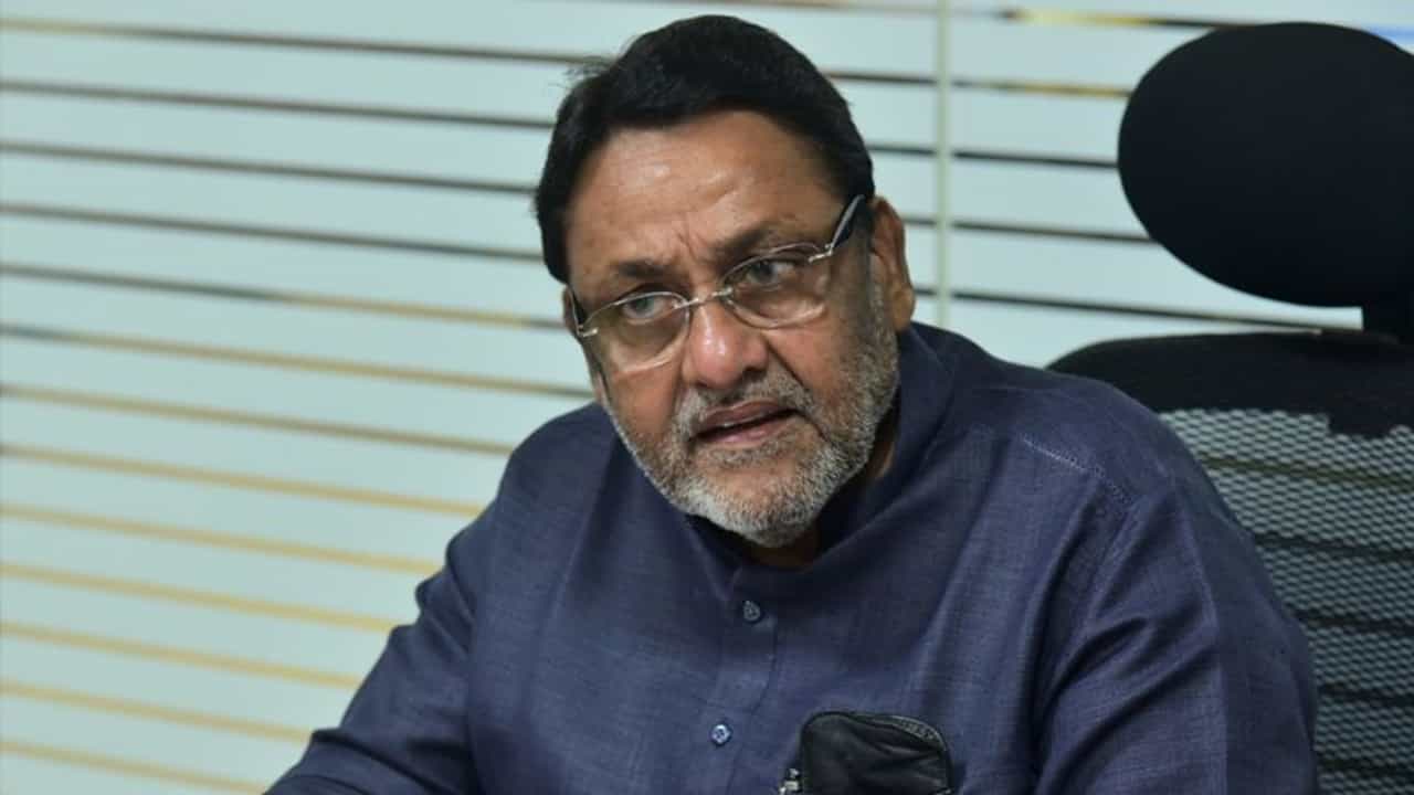 देशात एका दिवसात एक कोटी लसीकरणाचा टप्पा पूर्ण, यात कसला मोठेपणा?; नवाब मलिकांनी भाजपला सुनावले