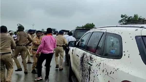 भाजपचे माजी खासदार किरीट सोमय्या यांच्या ताफ्यावर वाशिममध्ये दगडफेक करण्यात आली आहे.