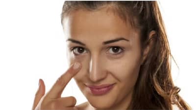 Castor Oil For Dark Circles : डार्क सर्कलपासून मुक्त होण्यासाठी एरंडेल तेल अत्यंत फायदेशीर!