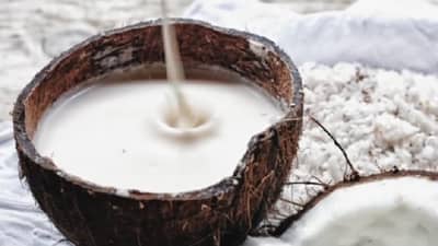 Skin Care : सुंदर आणि चमकदार त्वचेसाठी नारळाचे दूध अत्यंत फायदेशीर, वाचा!