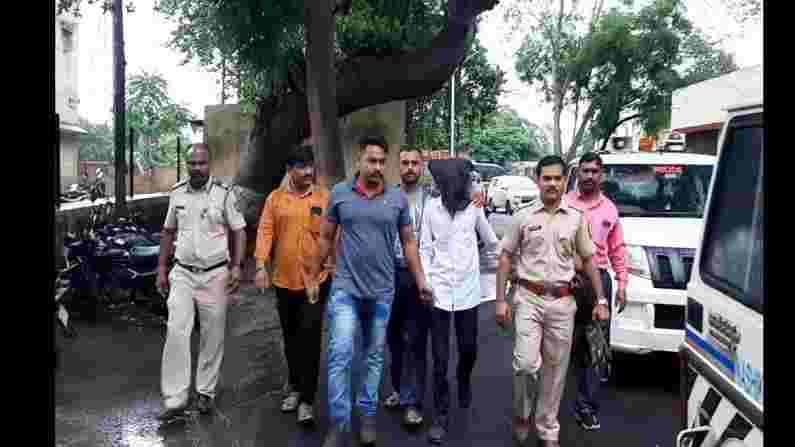 मनमाडमध्ये दारु पिण्याच्या जागेवर बसण्यावरुन वाद; तरुणाची चाकूने भोसकून निर्घृण हत्या मनमाडमध्ये दारु पिण्याच्या जागेवर बसण्यावरुन वाद; तरुणाची चाकूने भोसकून निर्घृण हत्या