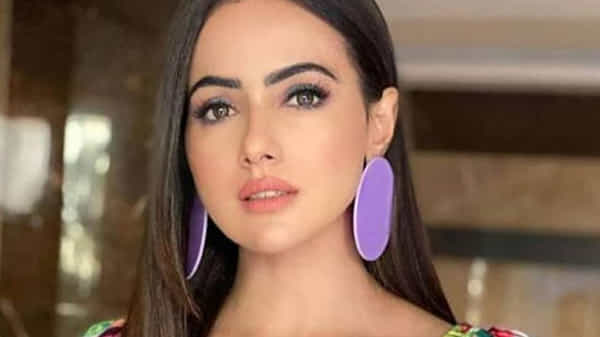 मॉडेल, डान्सर आणि अभिनेत्री सना खान (Sana Khan) 21 ऑगस्ट रोजी तिचा वाढदिवस साजरा करते. 1988मध्ये मुंबईत जन्मलेल्या सना खानने आपल्या करिअरची सुरुवात जाहिरात चित्रपटांपासून केली होती. हिंदी व्यतिरिक्त तिने तमिळ, तेलुगु, कन्नड आणि मल्याळम भाषांमध्ये चित्रपट केले आहेत. सनाच्या वाढदिवसानिमित्त आम्ही तुम्हाला अशाच काही खास गोष्टी सांगणार आहोत...