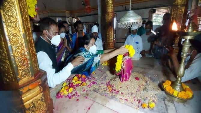 आदिवासी विभागात राज्याच्या आरोग्य विभागाच्या योजना फक्त कागदोपत्रीच, भारती पवारांचं टीकास्त्र