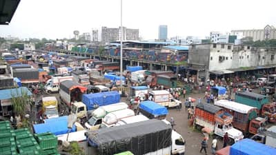 सणासुदीमुळे नवी मुंबई एपीएमसी मार्केटमध्ये गर्दी वाढली; कोरोनाच्या तिसऱ्या लाटेला निमंत्रण मिळण्याची भीती!