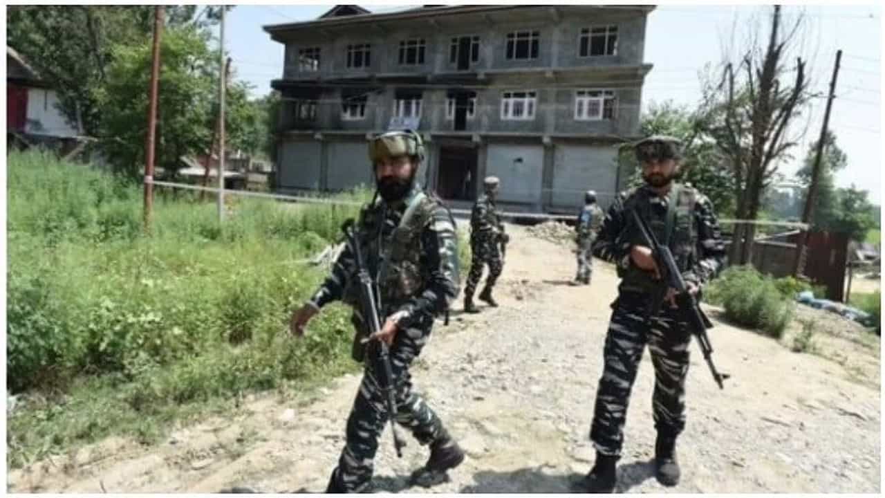 Jammu Kashmir: पुलवामाच्या त्रालमध्ये जैश-ए-मोहम्मदच्या तीन अतिरेक्यांना कंठस्नान; सर्च ऑपरेशन सुरू