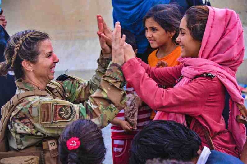 या फोटोत बचाव दलाचे सैनिक लहान मुलांसोबत खेळत त्यांना आनंदी ठेवण्याचा प्रयत्न करताना दिसत आहेत. (Photos : AP/PTI)