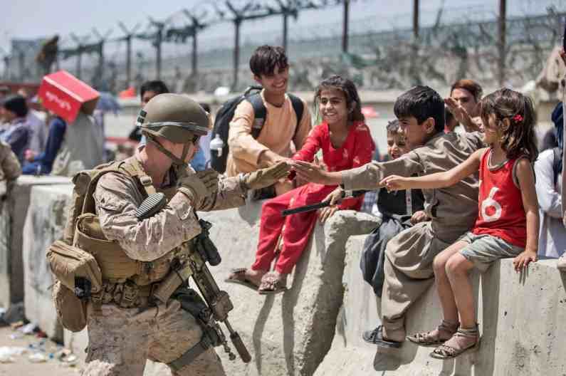लहान मुलांचे अफगाणमधील काटेरी कुंपणाभोवतीचे फोटो अनेकांच्या मनाला चटका लावत आहेत. मात्र, त्यातही सैनिकांकडून होणारी मदत या परिस्थितीतही आशेचा किरण ठरत आहे.