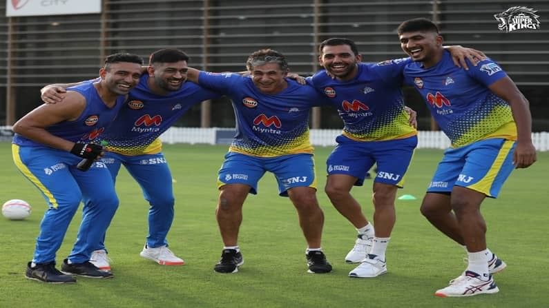 बहुप्रतिक्षित इंडियन प्रिमियर लीगच्या (IPL 2021) उर्वरीत सामन्यांना 19 सप्टेंबरपासून युएईत (UAE) सुरुवात होणार आहे. यासाठी सर्वात आधी म्हणजे 13 ऑगस्टलाच चेन्नई सुपर किंग्सचा (Chennai Super Kings) संघ युएईला पोहोचला आहे. विलगीकरणाचा कालावधी संपवून सर्व खेळाडू मैदानात सरावासाठी उतरले आहेत.  दरम्यान क्रिकेटच्य़ा सरावातून थोडा विरंगुळा म्हणून धोनीच्या टोळीने फुटबॉल खेळण्याचा आनंद लुटला. (सौजन्य - CSK twitter)