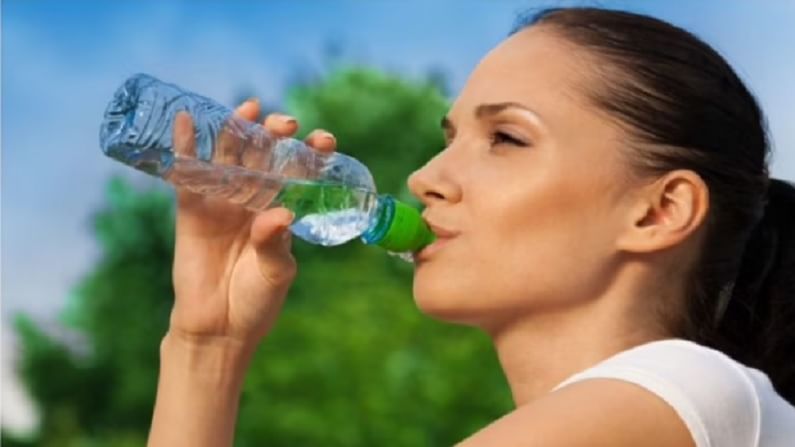भरपूर पाणी प्या - आपली त्वचा निरोगी आणि हायड्रेटेड ठेवण्यासाठी पाणी खूप महत्वाचे आहे. निरोगी त्वचेसाठी दररोज किमान 8 ते 12 ग्लास पाणी प्यावे.