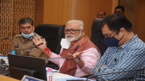 हजारापेक्षा कमी झालेली रुग्णसंख्या दिलासादायक, ऑक्सिजन प्रकल्पांचे काम प्राधान्याने पूर्ण करा; पालकमंत्री भुजबळांच्या सूचना