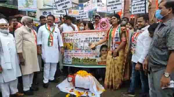 अंबरनाथमध्ये राष्ट्रवादीने काढली सिलेंडरची अंत्ययात्रा, इंधन दरवाढीविरोधात उद्विग्नता व्यक्त