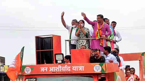 जनतेला मदत करण्यापेक्षा राज्यानं केंद्राकडे बोट करण्याचा एक कलमी कार्यक्रम राबवला, डॉ. भारती पवारांचा हल्ला
