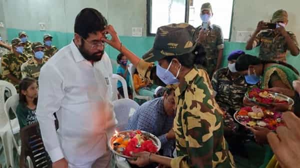 पालकमंत्री एकनाथ शिंदे यांनी एटापल्लीतील हेडरी येथे पोलीस भगिनी व स्थानिकांसोबत रक्षाबंधनाचा सण साजरा केला.