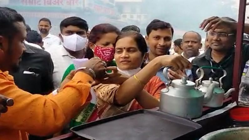 Video : केंद्रीय मंत्री भारती पवारांचा साधेपणा पुन्हा समोर, रस्त्यावरच्या टपरीवर चहाचा आस्वाद