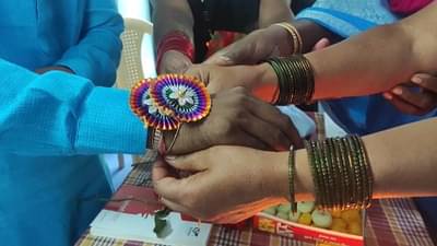 Rakshabandhan | देहविक्री करणाऱ्या महिलांसोबत रक्षाबंधन, नगरच्या युवा चेतना फाउंडेशनचा समाजासमोर आदर्श
