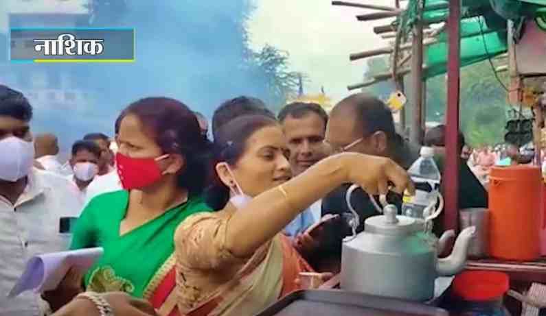 Nashik | केंद्रीय आरोग्य राज्यमंत्री डॉ. भारती पवार यांचा साधेपणा, टपरीवर घेतला चहा