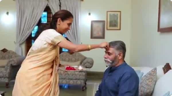 राष्ट्रवादीच्या खासदार सुप्रिया सुळे यांनी रक्षाबंधनाचा सण साजरा केला. सुप्रिया सुळे यांनी ट्विटरवर रक्षाबंधन साजरा करतानाचा व्हिडीओ शेअर केला आहे. रक्षाबंधनाच्या पूर्वसंध्येला बंधू रणजित पवार यांना सुप्रिया सुळे यांनी राखी बांधली.