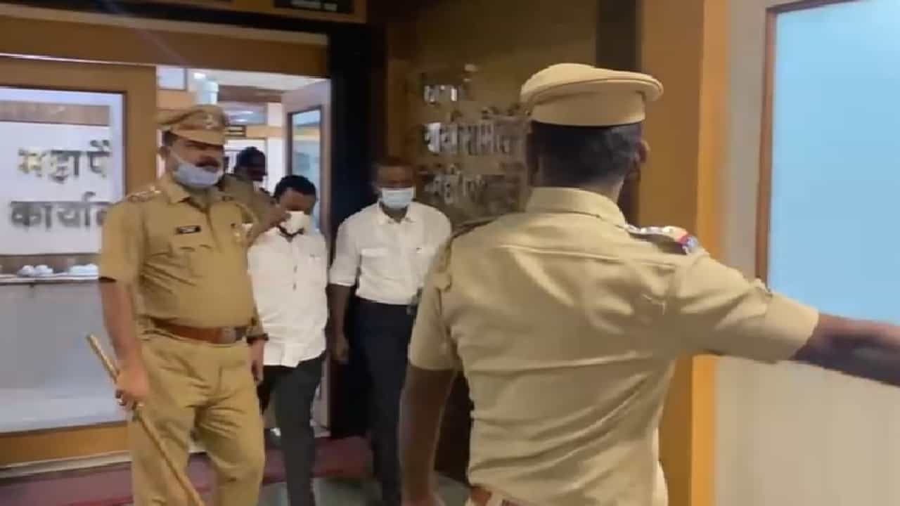 पिंपरी-चिंचवड महापालिकेच्या स्थायी समिती अध्यक्षांच्या स्वीय सहाय्यकासह चौघांचे निलंबन