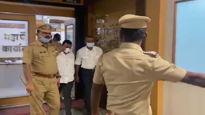 पिंपरी-चिंचवड महापालिकेच्या स्थायी समिती अध्यक्षांच्या स्वीय सहाय्यकासह चौघांचे निलंबन