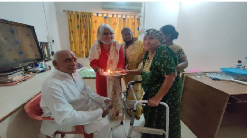 82 वर्षांच्या डॉ पद्मसिंह पाटील यांनी 83 वर्षीय बहिणीच्या हातून राखी बांधून घेत आशीर्वाद घेतले. 