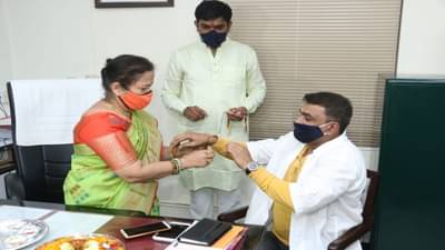 एक राखी कोरोना योद्ध्यांसाठी, मुंबईच्या महापौरांचे अनोखे रक्षाबंधन