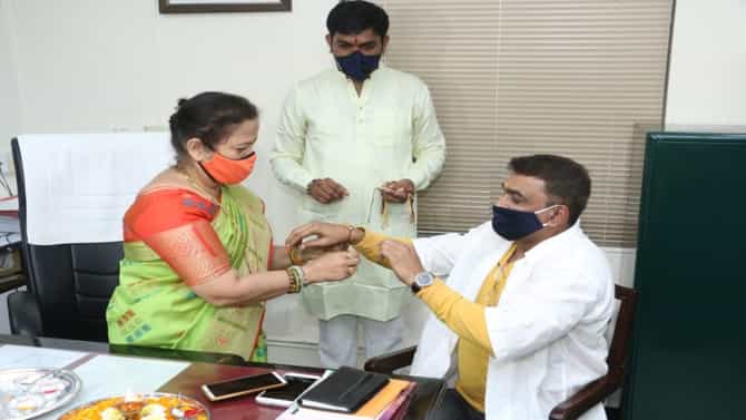एक राखी कोरोना योद्ध्यांसाठी, मुंबईच्या महापौरांचे अनोखे रक्षाबंधन
