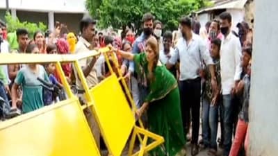 गंगा जमुना रेड लाईट एरियाचा संघर्ष पेटला, ज्वाळा धोटे पोलिसांना भिडल्या