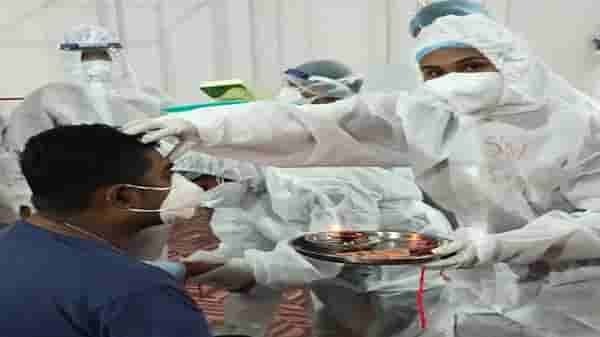 ओवाळणी म्हणून भावाने दिलं मास्क, कोरोना नियम पाळण्याचं एकमेकांना प्रॉमिस, कोविड रुग्णालयात अनोखं रक्षाबंधन