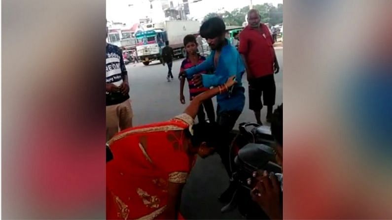 Video | भर रस्त्यात महिलेचा रिक्षाचालकाशी वाद, राग अनावर झाल्याने थेट चपलेने मारले, व्हिडीओ व्हायरल