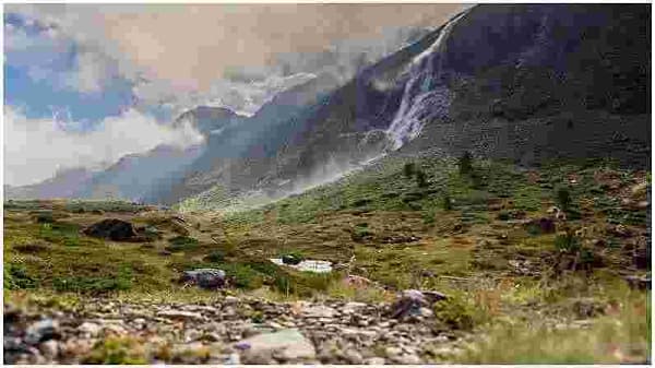 आपल्या देशात फुलांच्या शेकडो प्रजाती आढळतात. जे पर्यावरणाचे सौंदर्य वाढवतात तसेच पर्यटनाला आकर्षित करतात. आपल्या देशात अशी अनेक अज्ञात फुले आहेत, जी निसर्गप्रेमींसाठी स्वर्गापेक्षा कमी नाहीत. आज आम्ही तुम्हाला अशाच एका व्हॅलींबाबत सांगणार आहोत.