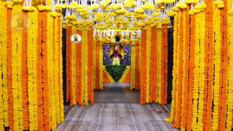 आज तिसरा श्रावणी सोमवार असल्याने राज्यातील प्रमुख तीर्थक्षेत्रांपैकी असणाऱ्या पंढरपूर येथील सावळया विठुरायाच्या आणि रुक्मिणी मातेच्या मंदिराला आकर्षक रंगीबेरंगी फुलांनी सजवण्यात आले आहे.