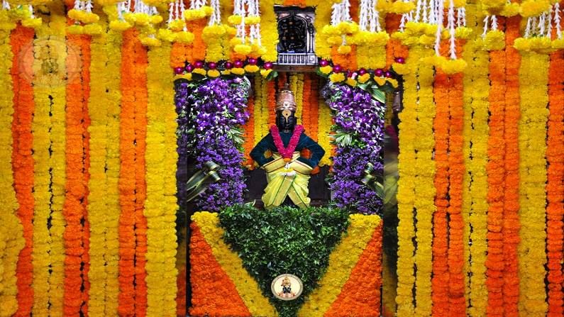 श्री विठ्ठल रुक्मिणीमातेचा गाभारा सोळखांबी, चारखांबी तसेच मंदिराच्या विविध भागांना गुलछडी, गुलाब, शेवंती, ग्लेंडर, निळ्या रंगाचा ब्ल्यू डीजे, पिवळा झेंडु , कामिनी, पांढऱ्या रंगाचा टौटिस, ड्रेसिना, औरकेड अशा विविध आकर्षक फुलांची आरास करण्यात आली आहे.