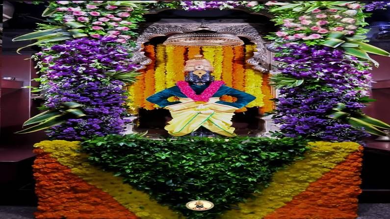विविध रंगाच्या फुलांनी देवाचा गाभारा उजळून निघाला आहे.