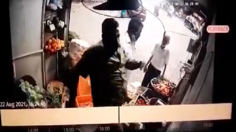 VIDEO | मुंबईत भाजी विक्रेत्याला मारहाण CCTV मध्ये कैद, तिघांना बेड्या