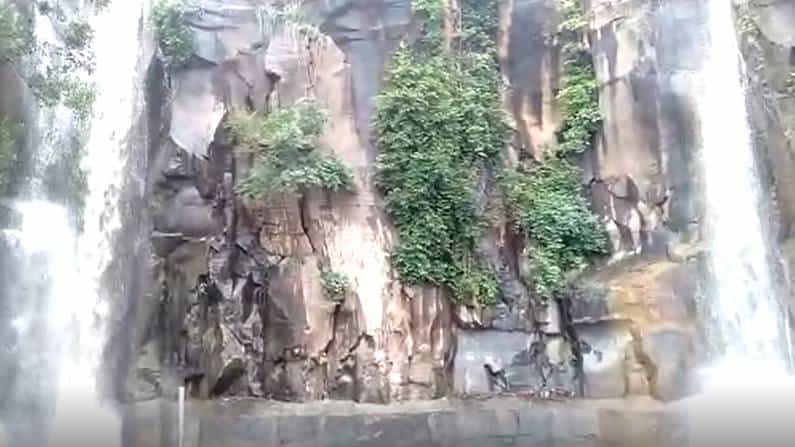 आठवडाभरात झालेल्या पावसाने जिल्ह्यातील बरेच नदी नाले ओसांडून वाहू लागले असताना निसर्गाच्या सौंदर्यात भर टाकणारे धबधबे देखील खळखळून वाहत आहेत.