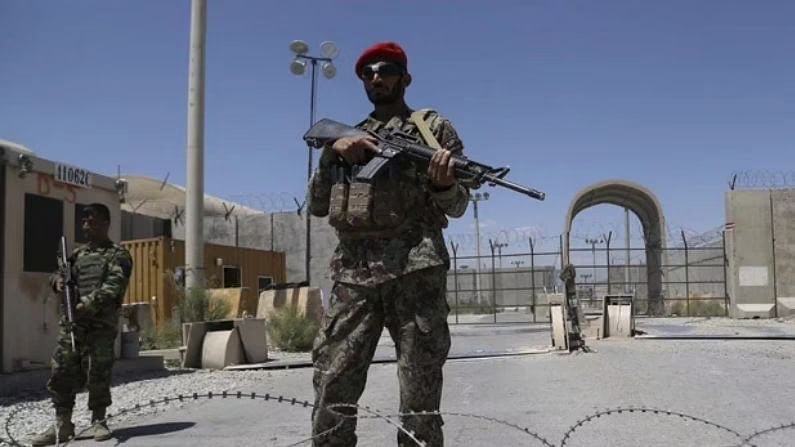 काबूल विमानतळावर हल्लेखोर आणि अफगाण सुरक्षा दलांमध्ये चकमक, एक सैनिक ठार, तीन जखमी
