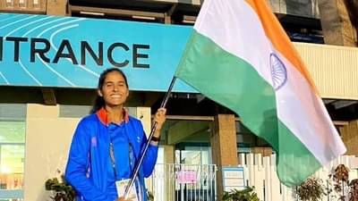 आईने शिवणकाम करुन वाढवलं, मुलीने विनाचप्पल स्पर्धा गाजवल्या, शैली सिंहच्या मेहनतीला देशाचा सलाम