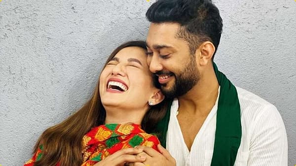 बॉलिवूड आणि टीव्ही अभिनेत्री गौहर खान आज 23 ऑगस्ट रोजी 38 वर्षांची झाली आहे. गौहरनं गेल्या वर्षी 25 डिसेंबरला प्रियकर जैद दरबारशी लग्न केलं. जैद गौहरपेक्षा 12 वर्षांनी लहान आहे मात्र या जोडीला 'एज इज जस्ट अ नंबर' यावर विश्वास आहे अर्थात वय फक्त एक संख्या आहे, त्यापेक्षा अधिक काही नाही. त्या दोघांना काही फरक पडत नाही.