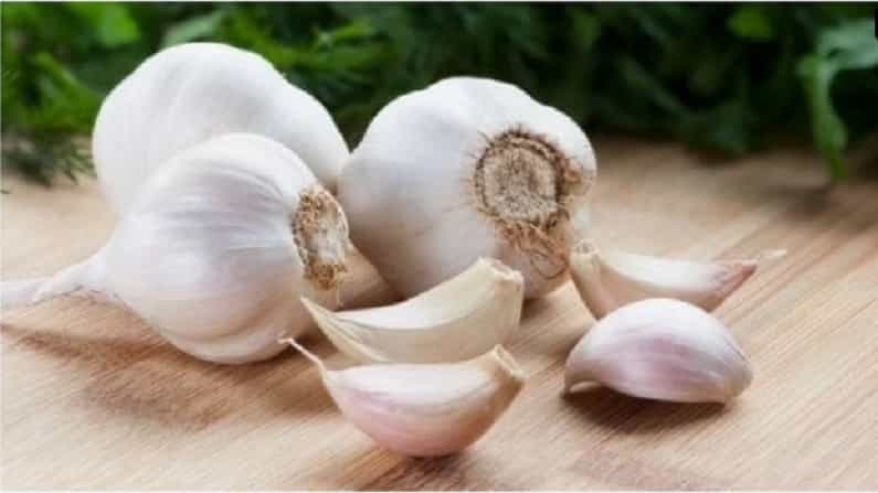लसूण - लसणामध्ये सेलेनियम नावाचे खनिज असते. हे यकृत स्वच्छ करण्यास आणि यकृत एंजाइम आणि विष काढून टाकण्यास मदत करते. लसणामध्ये अॅलिसिन, व्हिटॅमिन सी आणि बी 6 देखील भरपूर असते. जे यकृतासाठी फायदेशीर आहे.