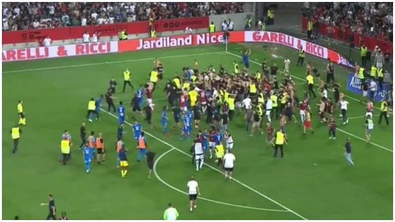 फुटबॉल सामन्यात मैदानावरच राडा, प्रेक्षकांनी थेट खेळाडूंनाच केली मारहाण, पाहा VIDEO