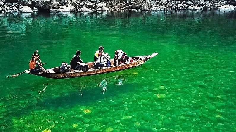 ही भारतातील सर्वात स्वच्छ नदी मानली जाते, जी दिसायला काचेसारखी आहे. त्यावर चालणाऱ्या बोटी हवेत तरंगताना दिसत आहेत. (फोटो क्रेडिट- timetraveller_official)