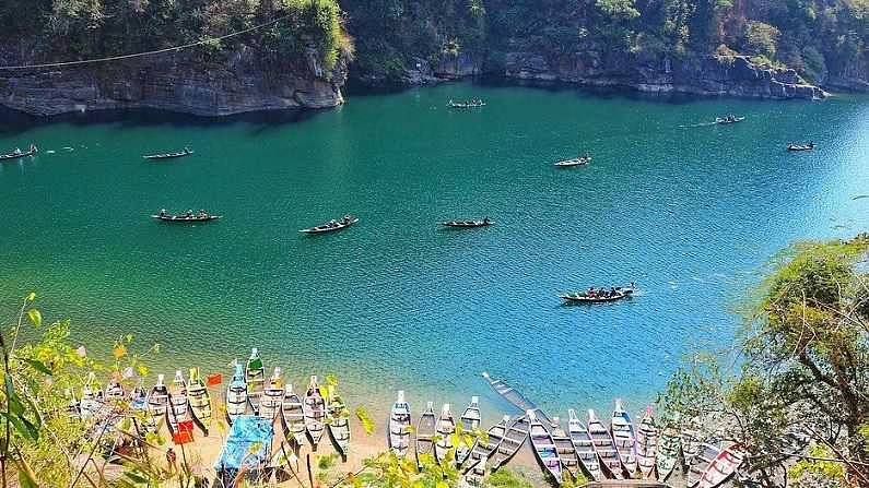 ही नदी मॉयलननोंग गावातून जाते. या गावाची विशेष गोष्ट म्हणजे साक्षरतेमध्येही हे गाव खूप पुढे आहे. नदीची स्वच्छता येथे लोकांच्या शिक्षित असल्याचा पुरावा देखील सादर करते. हे मत्स्यालयासारखे स्वच्छ दिसते.