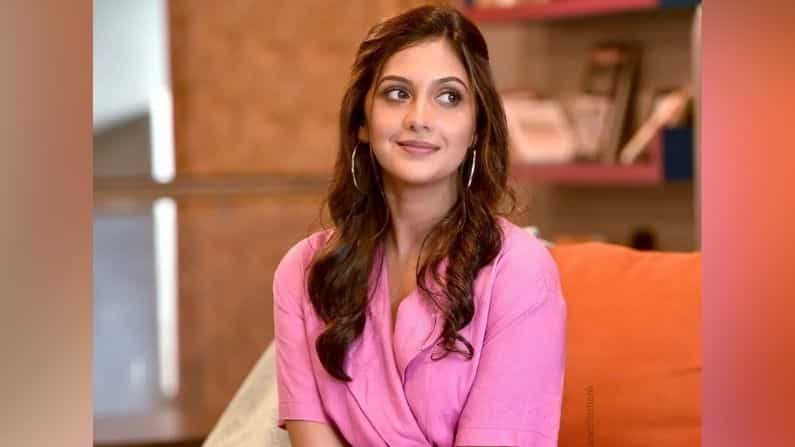 ‘अग्गंबाई सासूबाई’, ‘होणार सून मी ह्या घरची’ यासारख्या मालिकांमधून अभिनेत्री तेजश्री प्रधान (Tejashree Pradhan) हिने प्रेक्षकांच्या मनात स्थान मिळवलं आहे. छोट्या पडद्यासोबतच रंगभूमी, मराठी चित्रपट आणि बॉलिवूडमध्येही तेजश्री प्रधानने धडक मारली आहे.