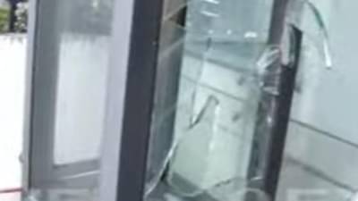 पुण्यात नारायण राणेंच्या मॉलवर शिवसैनिकांची दगडफेक