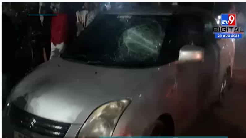 दहशत निर्माण करण्याच्या हेतूने एका टोळक्याने रस्त्यावर उभ्या असलेल्या रिक्षा-कारच्या काचा फोडल्याचं समोर आलं आहे.