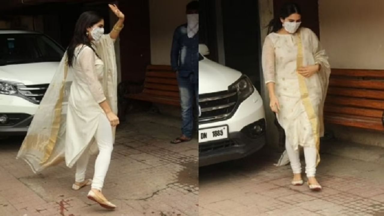 बॉलिवूड अभिनेत्री सारा अली खान जिमच्या बाहेर मुंबईत स्पॉट झाली आहे. साराने पांढऱ्या रंगाचा सूट यावेळी परिधान केला होता. 